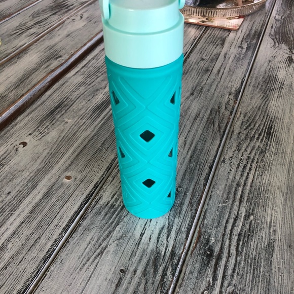 TURQUOISE lululemon athletically water bottle - Picture 4 of 4